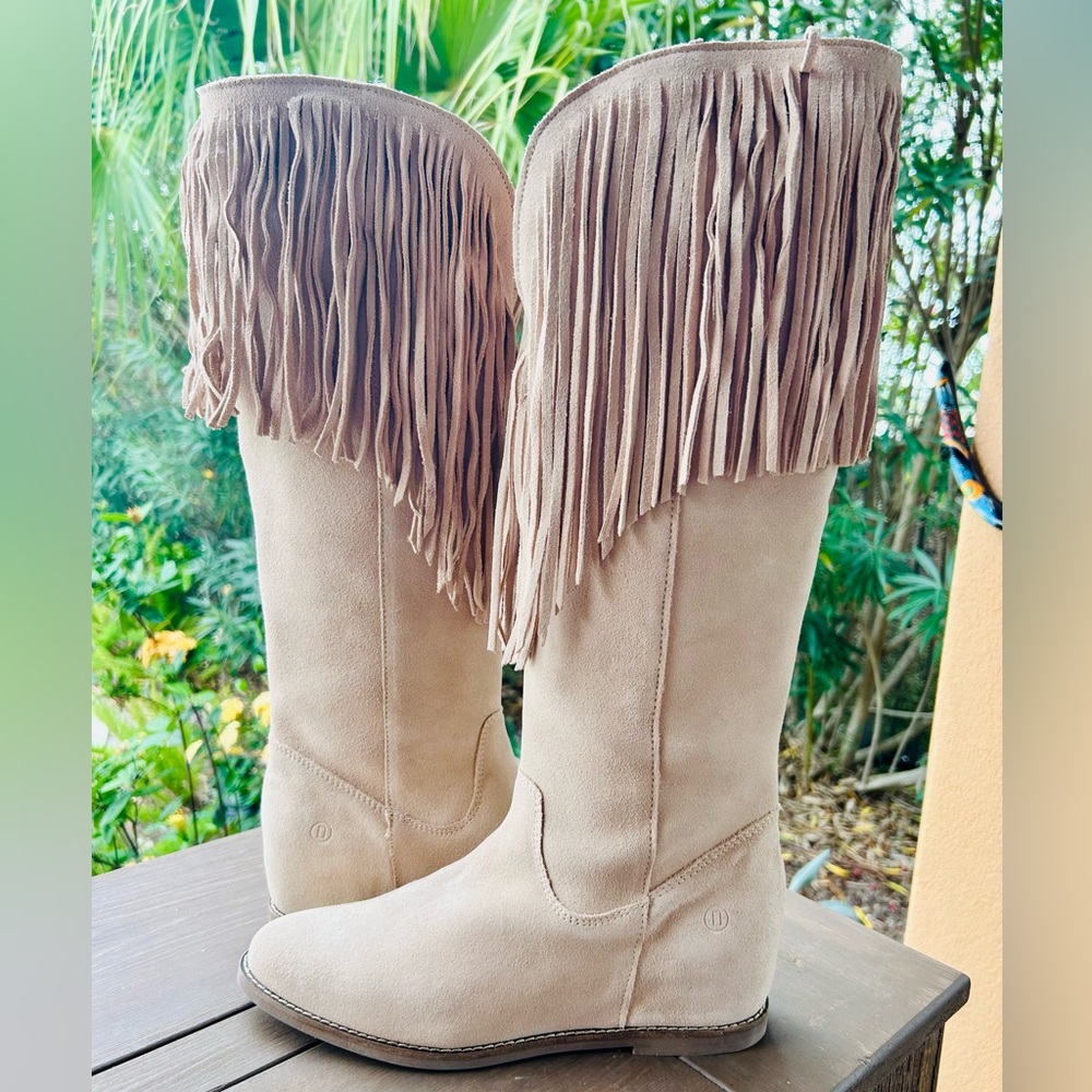 Beautiful Fringe Dingo Hassie Genuine Suede Wedge Tall Boot in Sand SZ 9